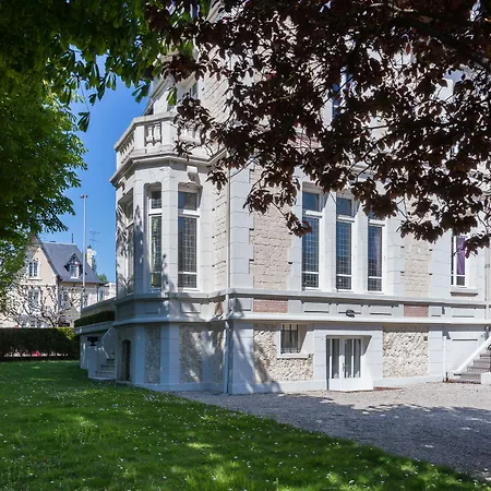 מלון 81 דוביל