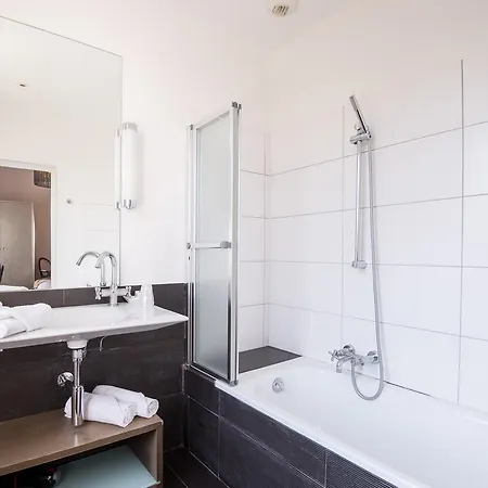 מלון 81 דוביל