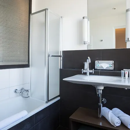 מלון 81 דוביל